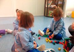 Centro Infantil Arrullito niños jugando con bloques